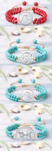 Gros plan détaillé de bracelets tissés faits à la main avec perles colorées et pendentifs en métal.