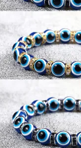 Close-up detailweergave van de boze oog kristal kralen armband met schitterende strass ringen.