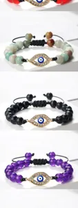 Détail de bracelet de perles mauvais œil, bijoux tressés réglables en pierre précieuse.