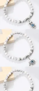 Ensemble de bracelets de perles blanches chics avec pendentifs hibou et éléphant œil turc.