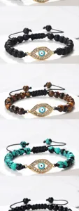 Detail du bracelet de perles mauvais oeil avec differentes varietes de pierres ici.