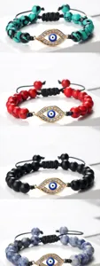 Bracelet tressé de perles de mauvais œil multicolore avec pendentif en métal doré et strass.