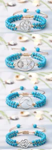 Vue rapprochée détaillée de bracelets de perles turquoise tissés avec breloques.