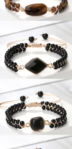Bracelet en pierres précieuses tressé réglable fait à la main avec des perles de pierre naturelle.
