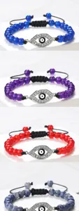 Détail de bracelets de perles œil maléfique avec cordon tressé réglable en plusieurs coloris.