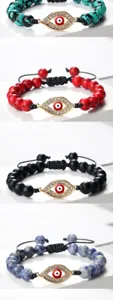 Vue détaillée de bracelets de perles tissées œil maléfique avec breloques strass et alliage.