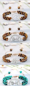 Vue détaillée de bracelets de perles tressés à la main avec pierres et divers pendentifs métal.