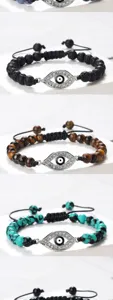 Détail de bracelet de perles avec motif œil turc et strass, cordon réglable fait main.