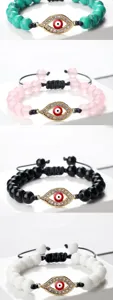 Détail de bracelet en perles mauvais œil, perles colorées avec pendentif strass et cordon réglable.