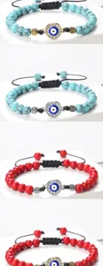 Détail de bracelet de perles mauvais œil, perles de pierre turquoise et rouge avec charme strass.