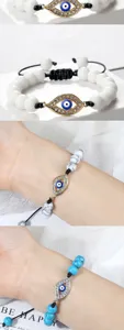 Bracelet œil maléfique avec strass étincelants et perles blanches, bijou de poignet chic.