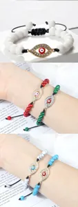 Vue détaillée de bracelets de perles œil maléfique faits main avec breloques strass et cordes tressées.