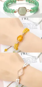 Gros plan des détails de bracelets de mode réglables en perles multicolores avec pierre.