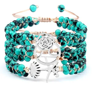 Ensemble de bracelets tressés multicouches en perles turquoise avec breloques argentées.