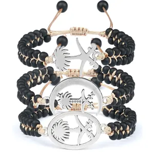 Bracelet tressé réglable fait main en perles noires avec pendentif en métal argenté élégant.