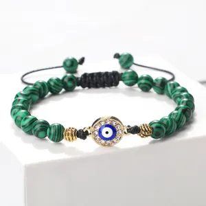 Bracelet œil turc en perles de malachite verte, strass scintillants et cordon ajustable.