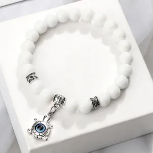 Bracelet de perles blanches avec pendentif tortue mauvais œil bijou mode yoga vue principale