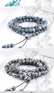 Gros plan détail du bracelet mala multicouche en perles d'agate 108, artisanat exquis.