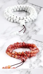 Gros plan sur les bracelets mala multicouches de 108 perles, avec détails en agate craquelée.