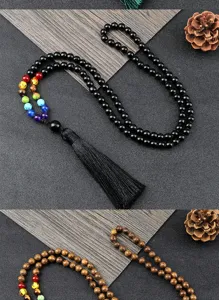 Gros plan détaillé du collier de perles chakra multicouche avec pompon et accessoires.