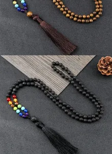 Collier bohème fait main 108 perles chakra pierre de lave en bois avec pompon vue détaillée