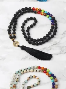Primo piano di collana di perle in pietra lavica chakra da 8mm e amazonite con ciondolo albero.