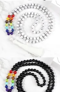 Catena di maglione di perle multistrato con perline chakra colorate e dettagli nappa.