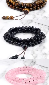 Gros plan détaillé de bracelets en pierres précieuses à 108 perles avec superbe finition.