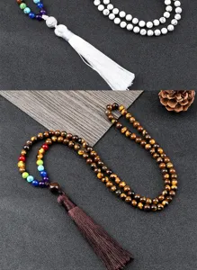Gros plan détaillé sur le magnifique collier de perles chakra bohème avec pompon.