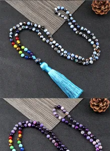Détail de gros plan du collier de chakra coloré bohème de 108 perles avec pompon.