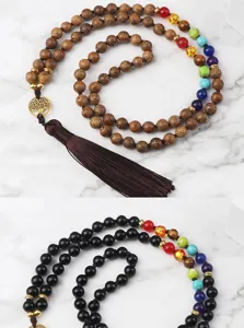 Primo piano dettaglio della collana di perle di legno e pietre chakra con ciondolo albero.