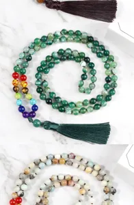 Collana mala di perle in pietra naturale con pietre chakra colorate e dettaglio pendente nappa.