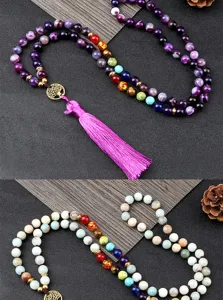 Collana di perle mala in pietre preziose chakra da 8mm con ciondolo albero della vita dettaglio.