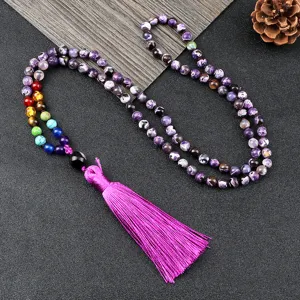 Collier long perlé coloré bohème avec beau pompon violet et pierres de chakra pour femmes.