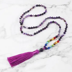 Long collier de perles en pierres précieuses bohème avec 108 perles d'agate violette et pompon.