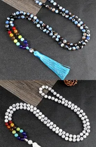 Vista dettagliata della collana lunga con perline e nappe colorate e design di perle chakra.