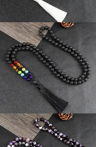 Collana lunga di perle in pietra lavica nera con perline chakra colorate e nappa nera chic.