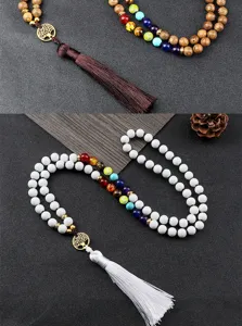 Vista dettagliata del set di collana con perle chakra da 8mm, ciondolo albero e nappe.