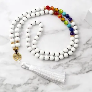 Elegante collana di perle chakra con pietre bianche, ciondolo albero della vita e nappa bianca.