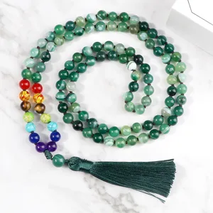 Lunga collana di perle in agata verde con pietre chakra colorate e ciondolo nappa.