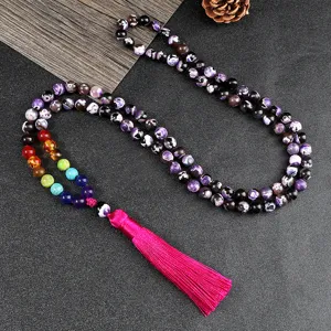 Lunga collana di perle multistrato con nappa rosa vivace e perline chakra coordinate.