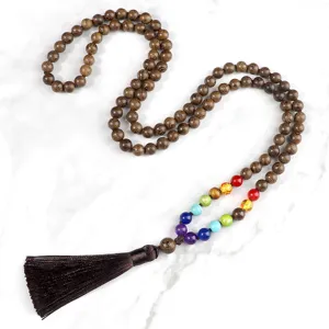 Collana di perle di legno chakra con pietre colorate e nappa marrone per la meditazione.