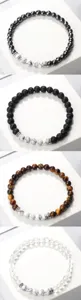 Vue détaillée des bracelets de perles en pierre naturelle de 6mm design empilable bijoux.