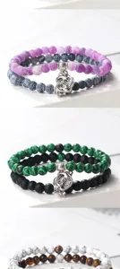 Set de pulseras de cuentas multicapa con dije de rosa plateada y detalles de piedra natural.
