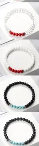 Gros plan sur les détails des bracelets empilables de perles élastiques de 6 mm avec des pierres.
