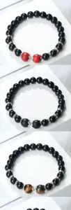 Détail de bracelet en perles avec perles en pierre naturelle et intercalaires métalliques.