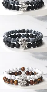 Gros plan détail des bracelets de perles en pierre magnétique pour couple avec pendentif rose.