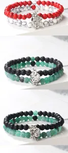 Vista detallada del conjunto de pulseras de cuentas con colgante floral magnético y elegante.