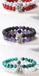 Gros plan détaillé de bracelets de perles magnétiques de couple avec charme de rose en argent.