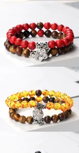 Bracelets de couple en pierres précieuses avec œil de tigre et breloques fleuries.